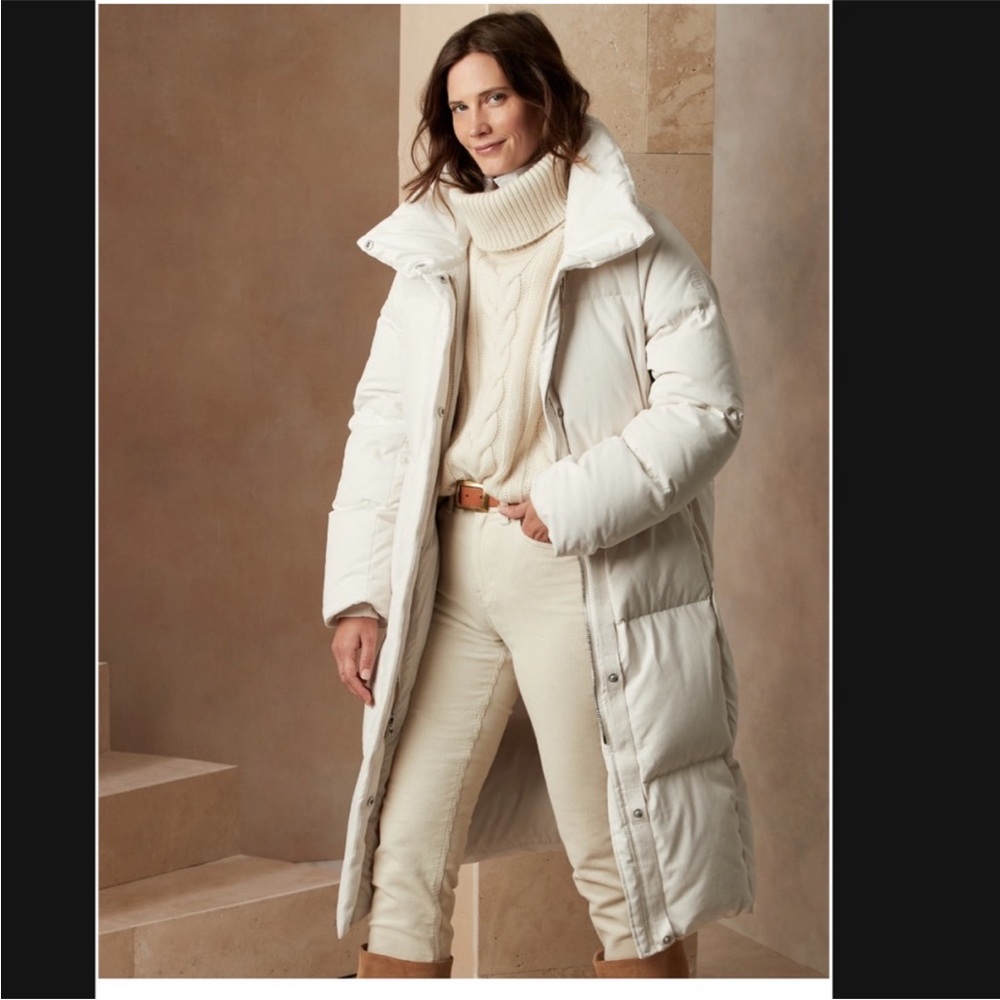Banana Republic White Puffer Coat with High Collar and Quilted Design